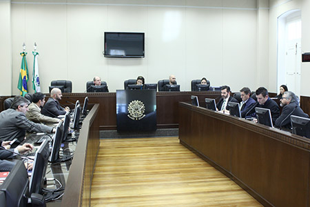 imagem mostra o plenário com a vice-presidente do TRT-PR, Ana Carolina Zaina na mesa ao fundo presidindo a audiência e nas bancadas, os representantes das partes 