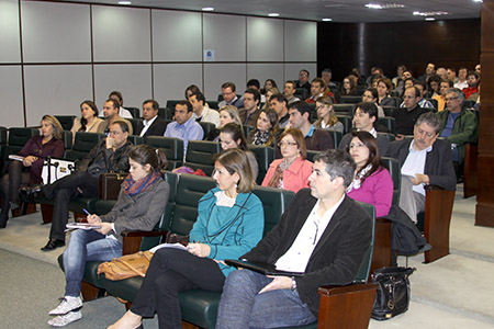 Plano geral mostra participantes do curso de capacitação sentados no auditório da Escola Judicial.