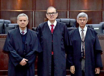 Desembargadores Marco Antônio Vianna Mansur, Célio Hort Waldraff e Benedito Xavier da Silva.