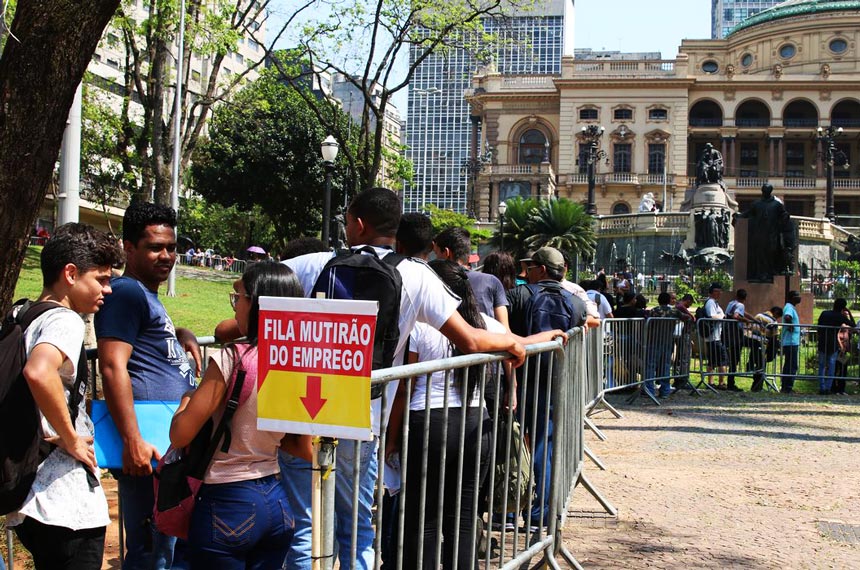 Foto da fila do Mutirão do emprego, na praça da Sé, em SP.