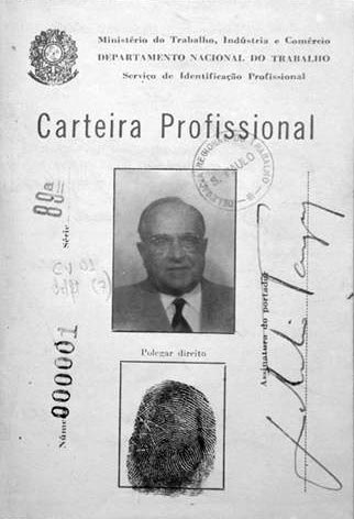 fac simile da folha de rosto da CTPS de Getúlio Vargas, com a foto e a assinatura do presidente.