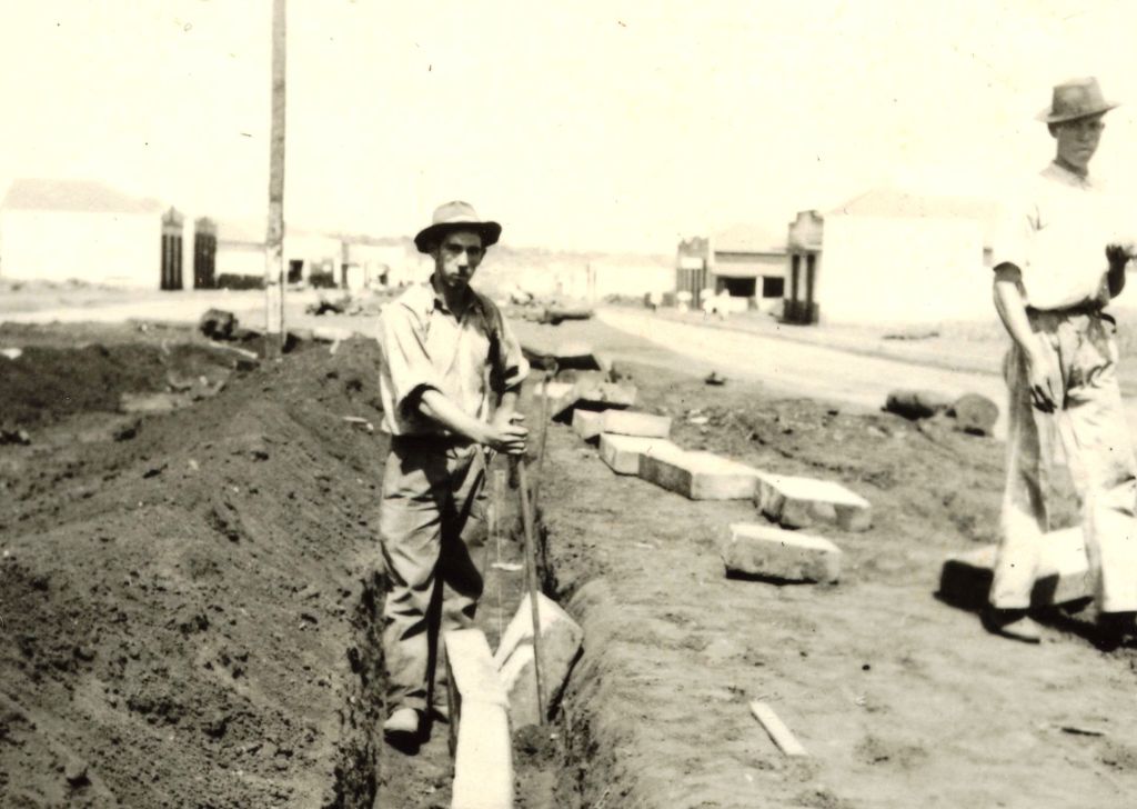 Dois trabalhadores abrem valeta, em Maringá, em 1949.