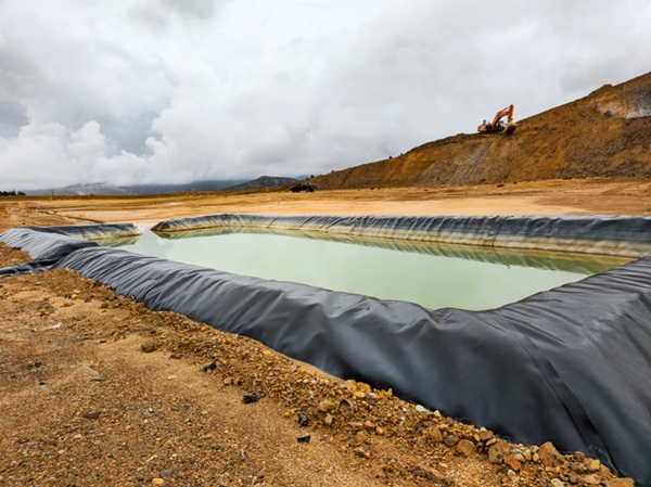 Construção de piscina de geomembrana em mina a céu aberto.