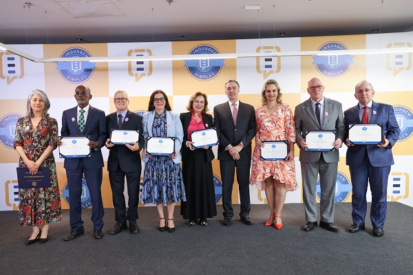 Fotografia frontal de nove pessoas, quatro mulheres e cinco homens, lado a lado. Ao centro, o presidente do STF e CNJ, ministro Luis Roberto Barroso, com representantes da Justiça do Trabalho.