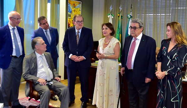 Fotografia de sete pessoas, cinco homens e duas mulheres. Os homens vestem terno e as mulheres vestido. A partir da esquerda, ministros Ives Gandra Martins Filho, Amaury Rodrigues Pinto Junior, o presidente do TRT-PR, desembargador Célio Waldraff, ministra Maria Cristina Irigoyen Peduzzi, ministro Aloysio Corrêa da Veiga, atual presidente do TST, e Morgana de Almeida Richa. Em frente ao grupo, sentado em uma cadeira, o desembargador do TRT-PR Ricardo Tadeu Marques da Fonseca