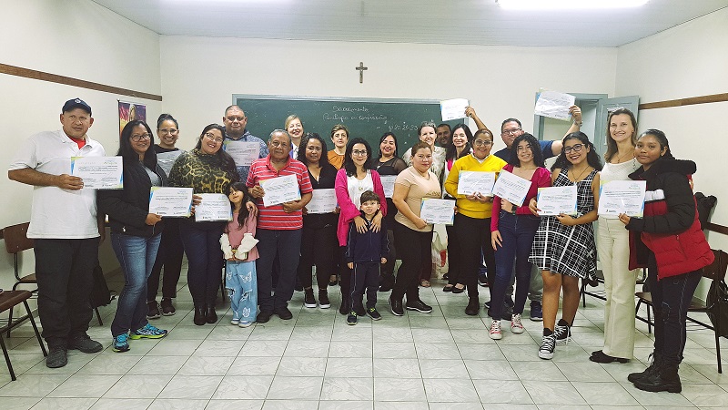 Foto da primeira turma do projeto, junto com as organizadoras do TRT-PR e da Casa do Migrante