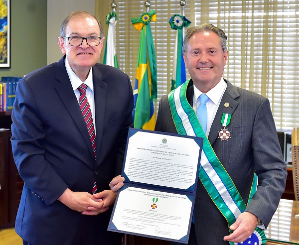 Fotografia de dois homens, lado a lado. Do lado esquerdo, o presidente do TRT-PR, desembargador Célio Horst Waldraff, e lado direito o presidente do TJ-PR, desembargador Luiz Fernando Tomasi Keppen. Ambos vestem terno. O desembargador Keppen utiliza faixa em verde e branco da Ordem das Araucárias e traz em uma das mãos o certificado.