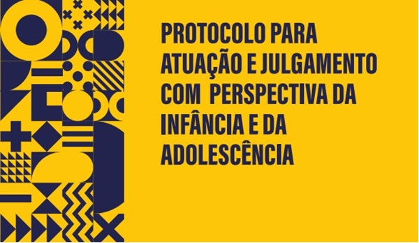 Imagem com fundo amarelo e grafismos diversos na cor azul do lado esquerdo. Ao centro, escrito: Protocolo para Atuação e Julgamento com Perspectiva da Infância e da Adolescência.