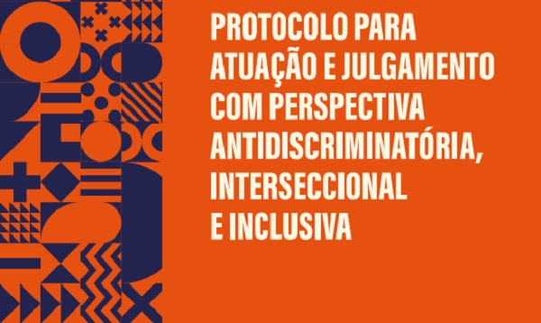 Arte com fundo laranja com elementos gráficos diversos em azul do lado esquerdo e ao centro escrito: 'Protocolo para Atuação e Julgamento com Perspectiva Antidiscriminatória, Interseccional e Inclusiva'