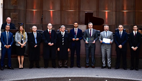 Fotografia do plenário principal do TRT-PR com 11 pessoas perfiladas lado a lado, sendo 1 mulheres e 10 homens.