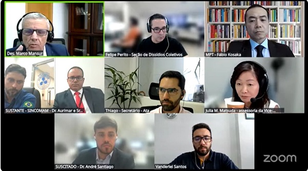 Reprodução da tela de transmissão do Zoom com a audiência do dissídio coletivo, com dez janelas de diálogos.