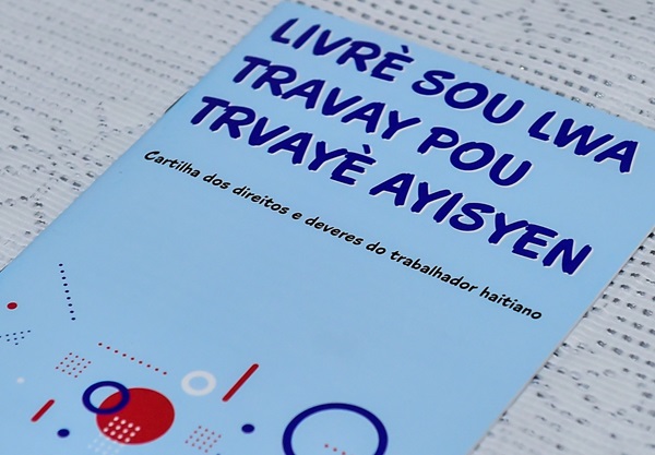 Notícia 1 A intenção é que as cartilhas fiquem à disposição nos balcões de atendimento aos imigrantes haitianos nas delegacias regionais.