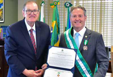 Notícia 1 Emocionado, o desembargador Keppen agradeceu a homenagem e a todos os presentes. Ressaltou que o TRT e o Tribunal de Justiça do Paraná são considerados entre os melhores tribunais do país.